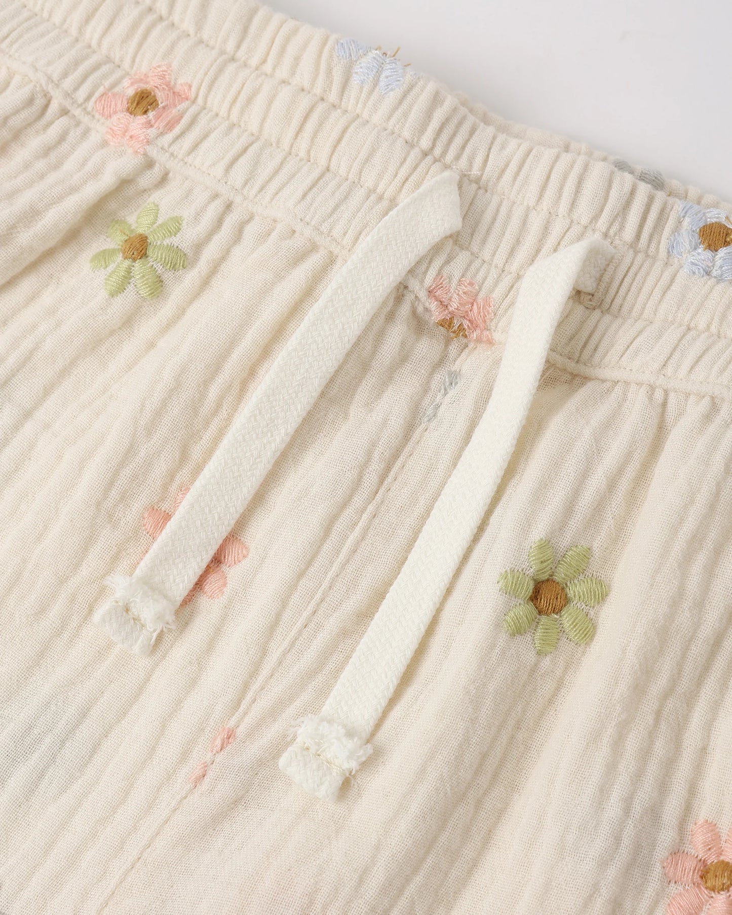Kayli Set in Embroidered Daisies - Doodlebug's Children's Boutique